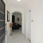 Modern Sabina With Garden * פורץ