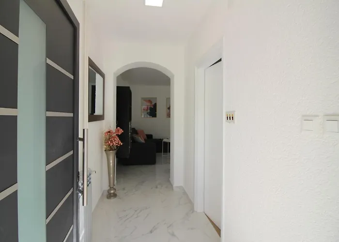 Modern Sabina With Garden * Πόρετς