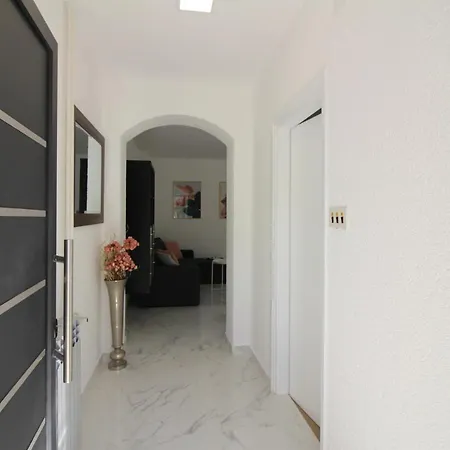 Modern Sabina With Garden * بوريتش