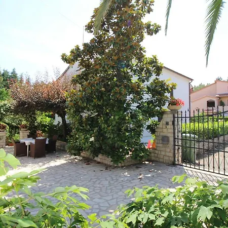 Modern Sabina With Garden Apartment Porec