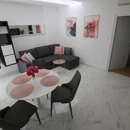 Modern Sabina With Garden * بوريتش