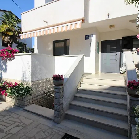 Modern Sabina With Garden