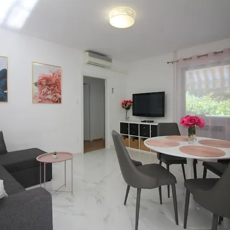 Apartment Modern Sabina With Garden