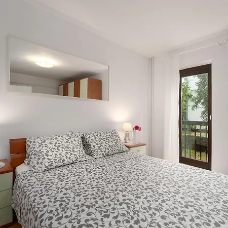 Modern Sabina With Garden شقة