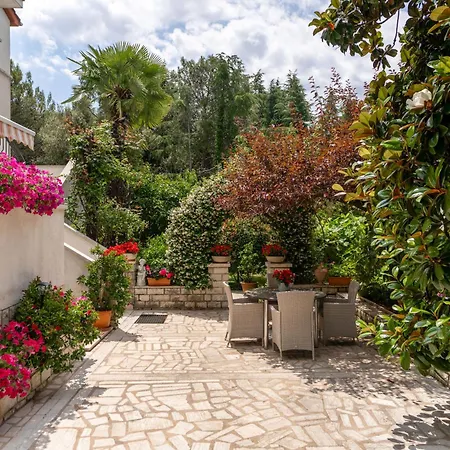 Modern Sabina With Garden * بوريتش