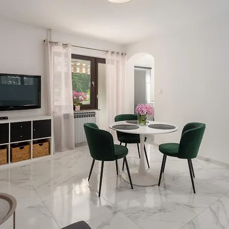 Modern Sabina With Garden شقة