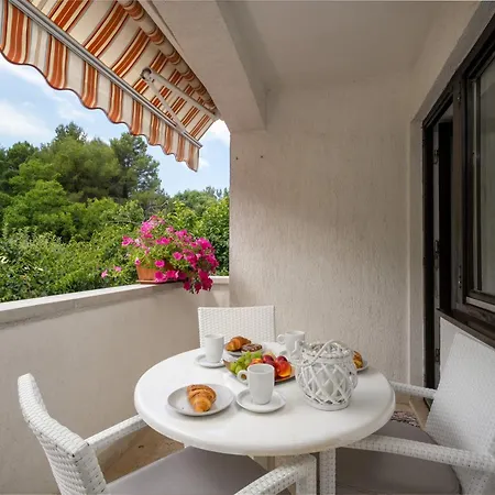 Modern Sabina With Garden بوريتش