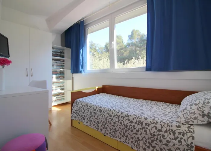 Modern Sabina With Garden